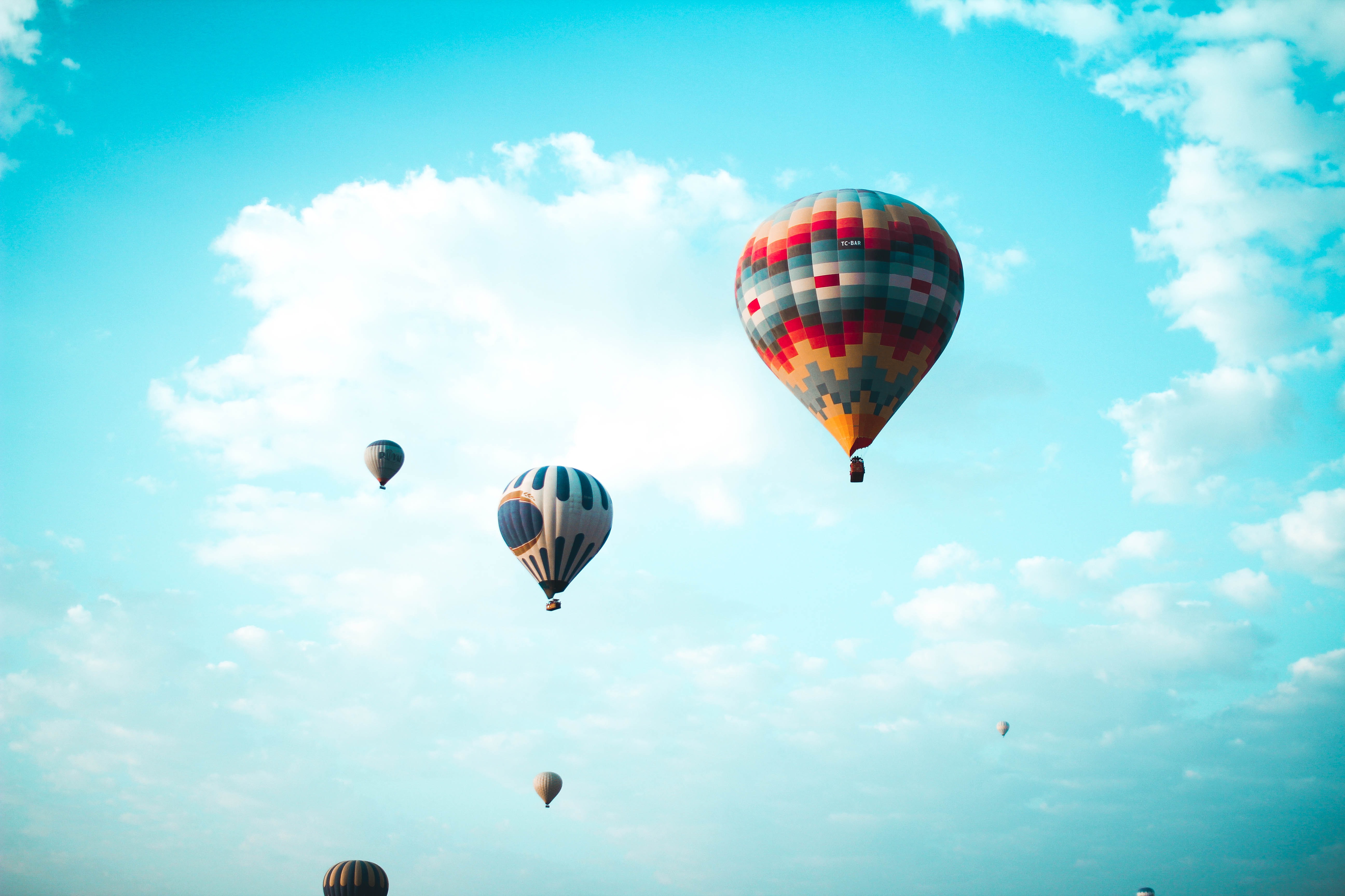mongolfiere leggere in cielo azzurro